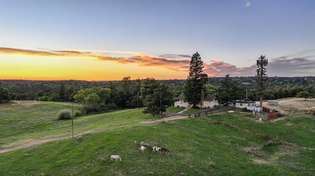 2857 Moonshine Ln, Loomis, CA 95650