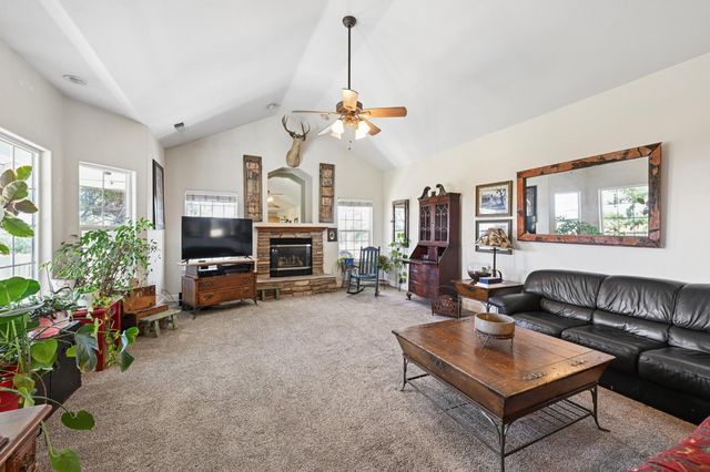 2857 Moonshine Ln, Loomis, CA 95650