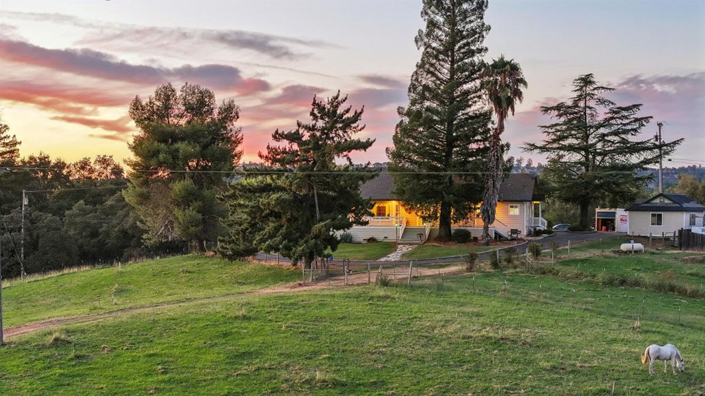 2857 Moonshine Ln, Loomis, CA 95650