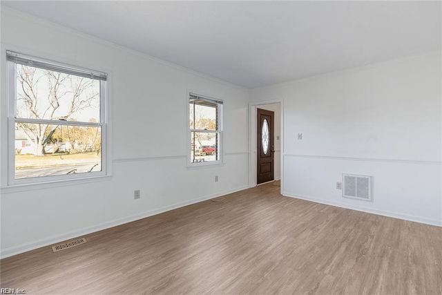 127 Freemoor DR, Poquoson, VA 23662