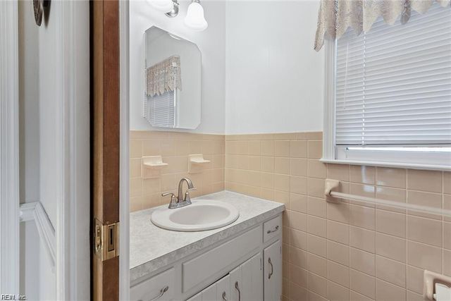127 Freemoor DR, Poquoson, VA 23662