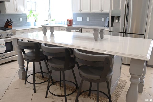 6800 N STONECREST Court, Peoria, IL 61615