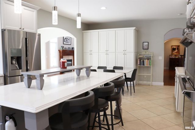 6800 N STONECREST Court, Peoria, IL 61615