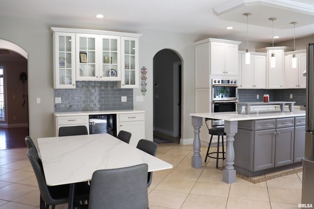 6800 N STONECREST Court, Peoria, IL 61615