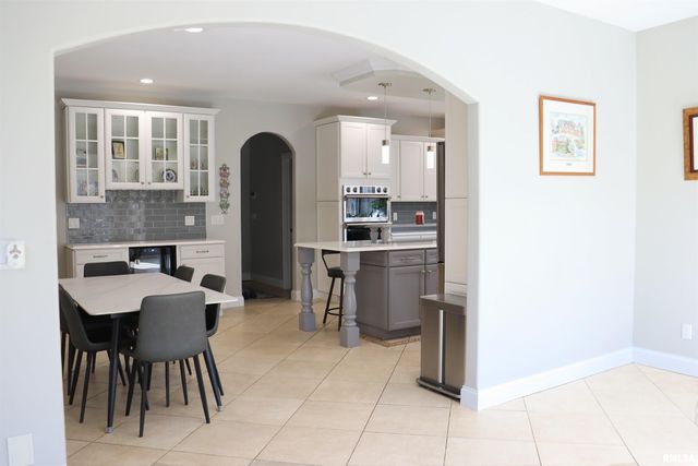 6800 N STONECREST Court, Peoria, IL 61615