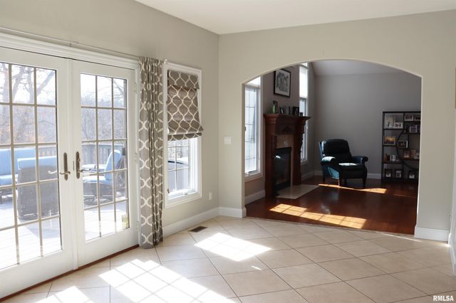 6800 N STONECREST Court, Peoria, IL 61615