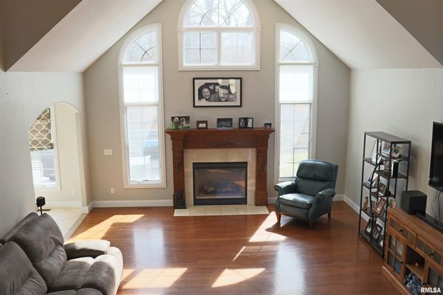 6800 N STONECREST Court, Peoria, IL 61615