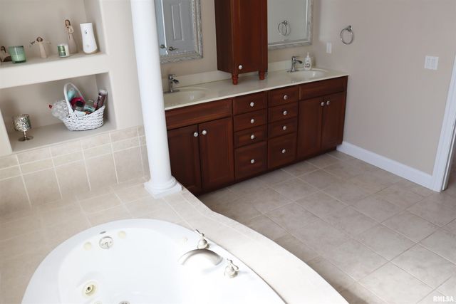 6800 N STONECREST Court, Peoria, IL 61615