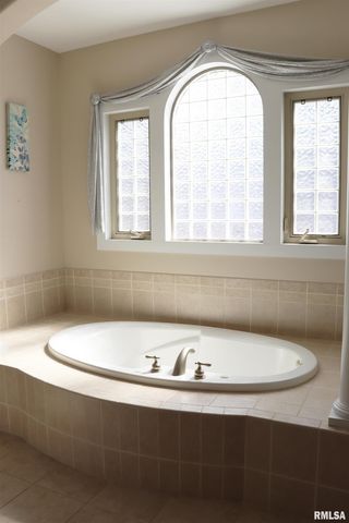 6800 N STONECREST Court, Peoria, IL 61615