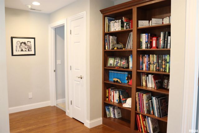 6800 N STONECREST Court, Peoria, IL 61615