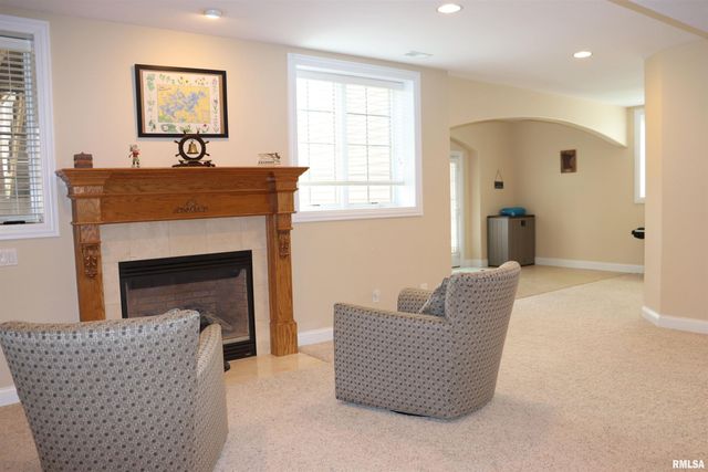 6800 N STONECREST Court, Peoria, IL 61615