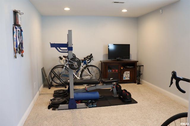 6800 N STONECREST Court, Peoria, IL 61615