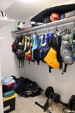 6800 N STONECREST Court, Peoria, IL 61615