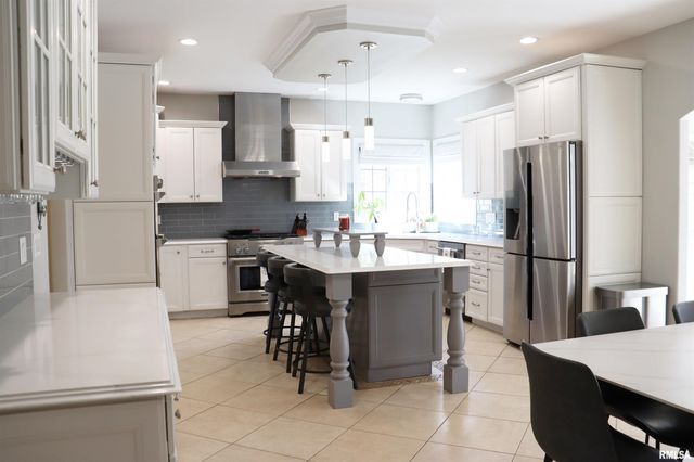 6800 N STONECREST Court, Peoria, IL 61615