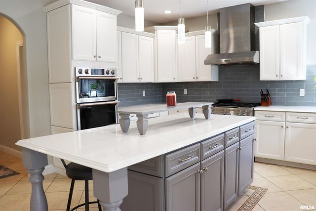 6800 N STONECREST Court, Peoria, IL 61615