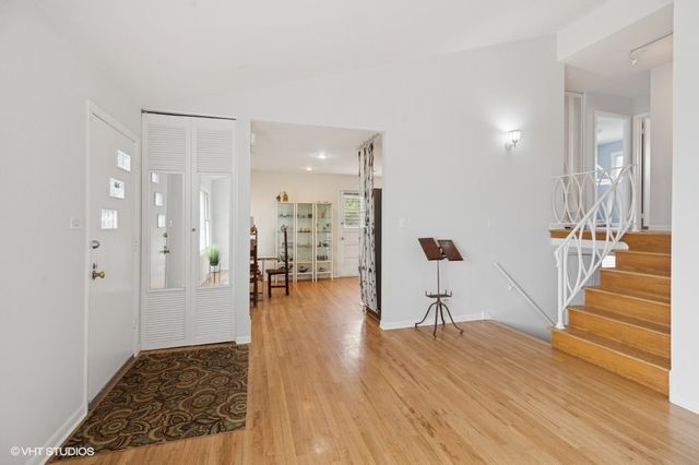 7035 W Greenleaf Street, Niles, IL 60714