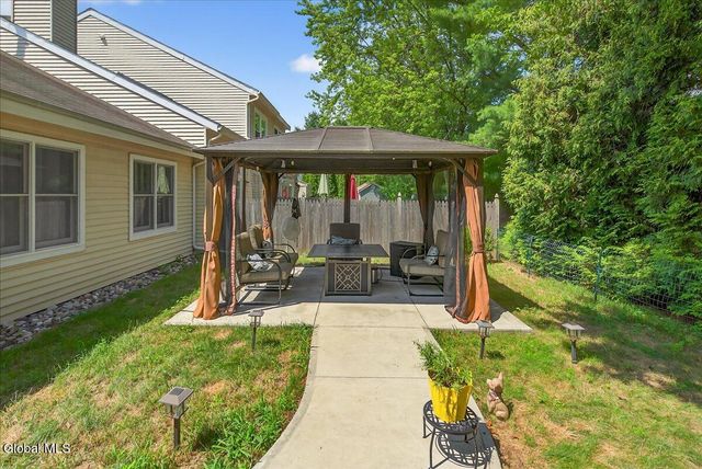 21 Cobble Court, Clifton Park, NY 12065
