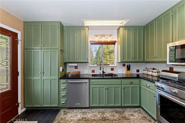 24445 San Moritz Drive, Crestline, CA 92325