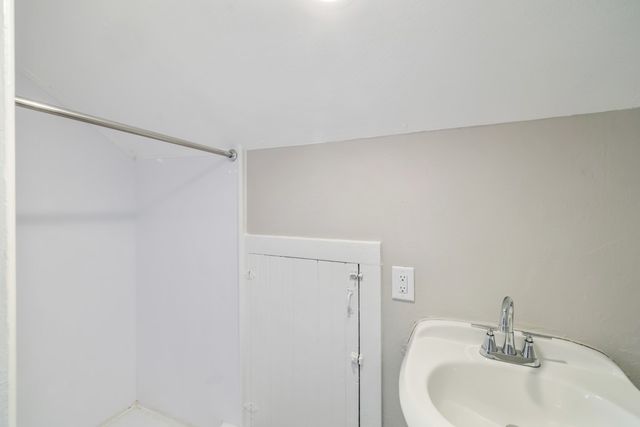 1242 Mckinley Avenue, Des Moines, IA 50315