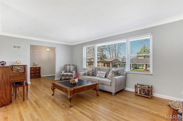 60 Flamingo Drive, Crestwood, MO 63123