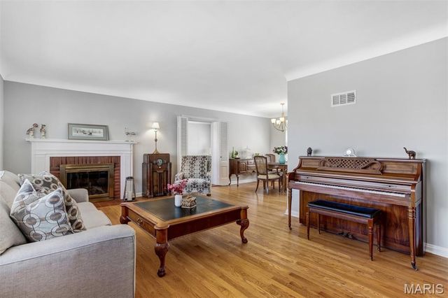 60 Flamingo Drive, Crestwood, MO 63123