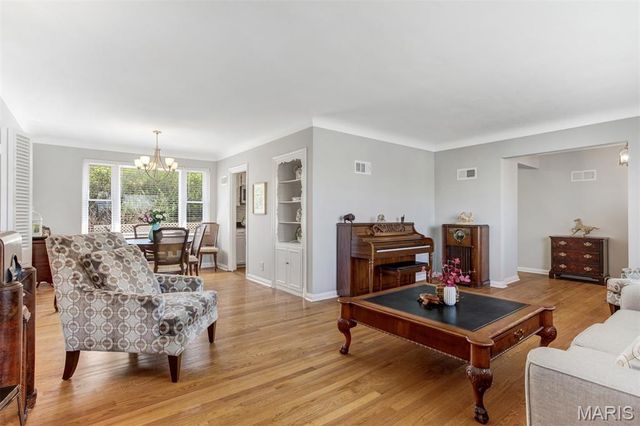 60 Flamingo Drive, Crestwood, MO 63123