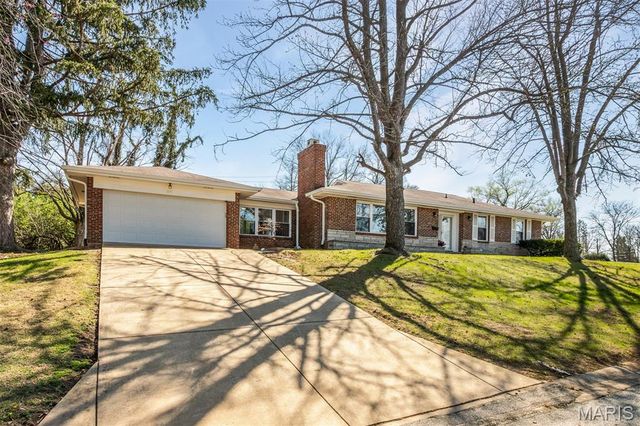 60 Flamingo Drive, Crestwood, MO 63123