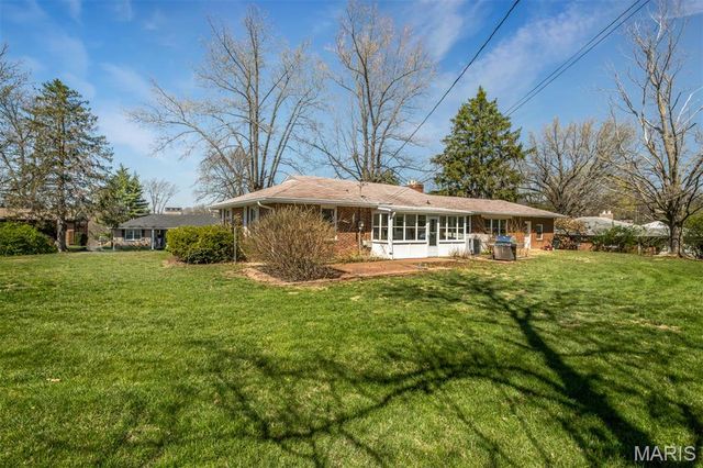 60 Flamingo Drive, Crestwood, MO 63123