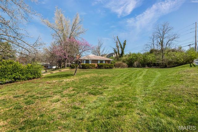 60 Flamingo Drive, Crestwood, MO 63123