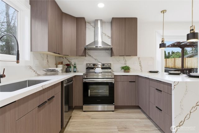 8828 NE 152nd Street, Kenmore, WA 98028