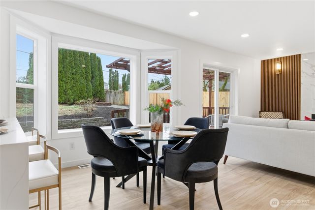 8828 NE 152nd Street, Kenmore, WA 98028