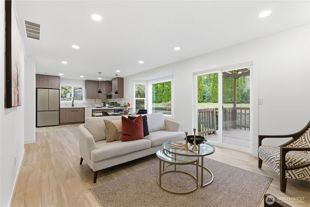 8828 NE 152nd Street, Kenmore, WA 98028