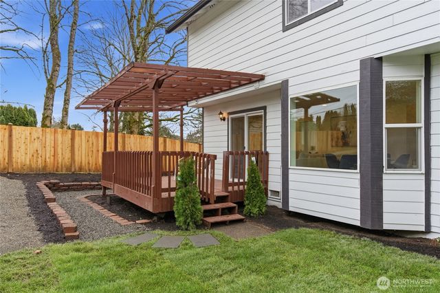 8828 NE 152nd Street, Kenmore, WA 98028