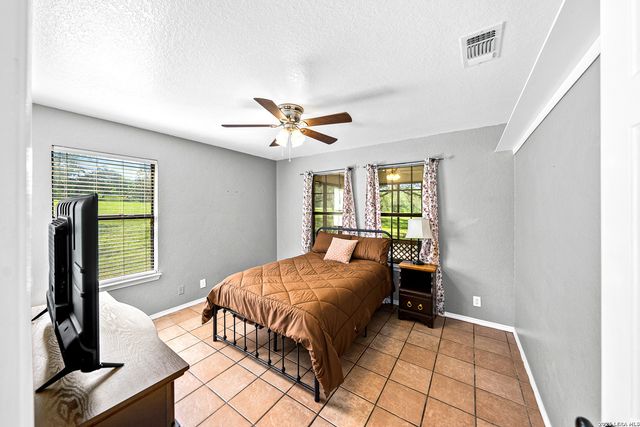 175 Quail Creek Dr., Lytle, TX 78052