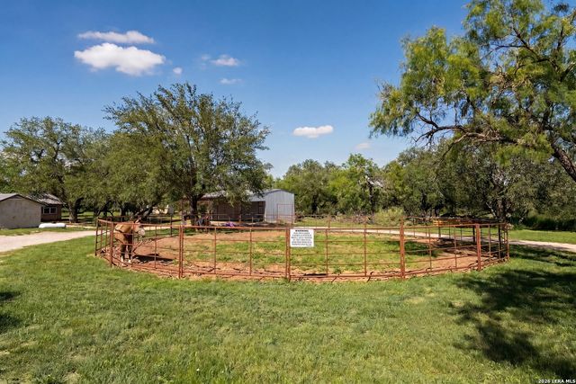 175 Quail Creek Dr., Lytle, TX 78052