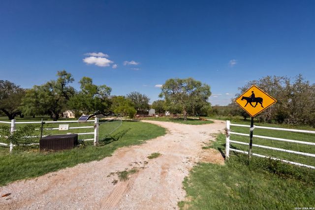 175 Quail Creek Dr., Lytle, TX 78052