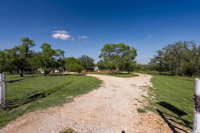 175 Quail Creek Dr., Lytle, TX 78052