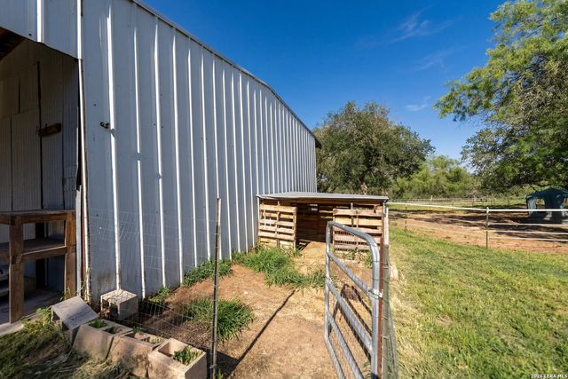 175 Quail Creek Dr., Lytle, TX 78052