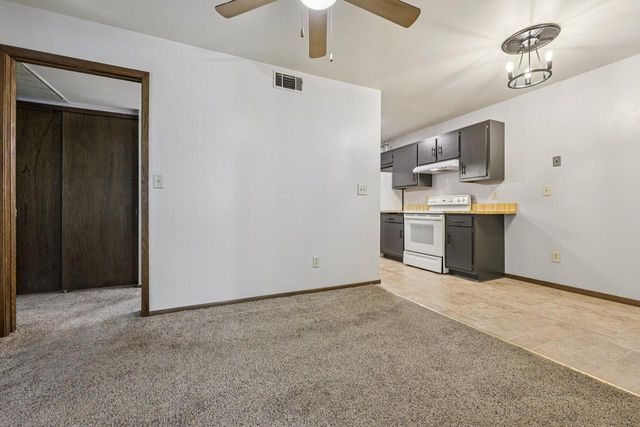 1657 S Carriage LANE, New Berlin, WI 53151