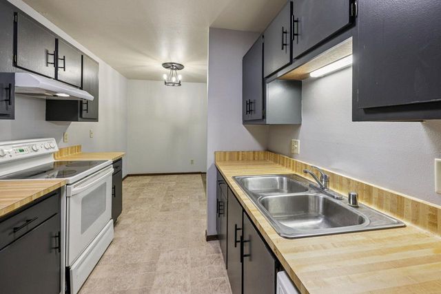 1657 S Carriage LANE, New Berlin, WI 53151