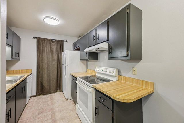 1657 S Carriage LANE, New Berlin, WI 53151