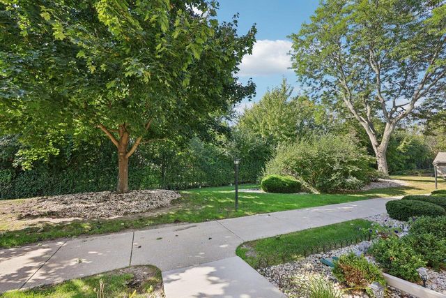 1657 S Carriage LANE, New Berlin, WI 53151