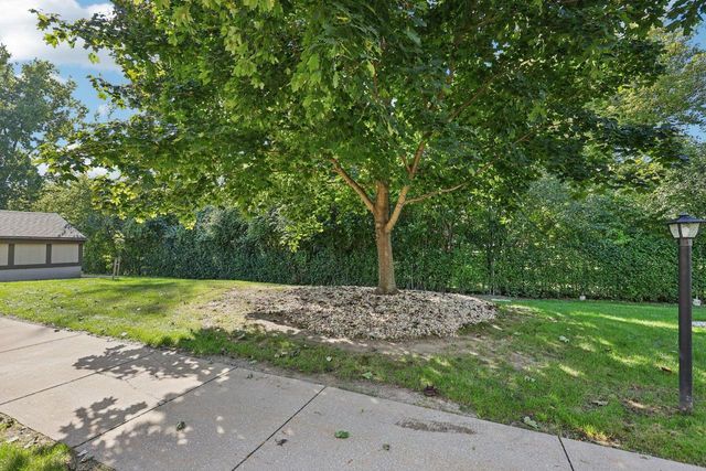 1657 S Carriage LANE, New Berlin, WI 53151