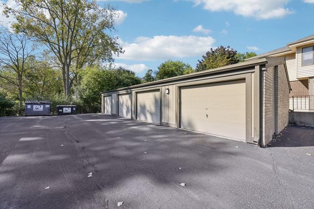 1657 S Carriage LANE, New Berlin, WI 53151