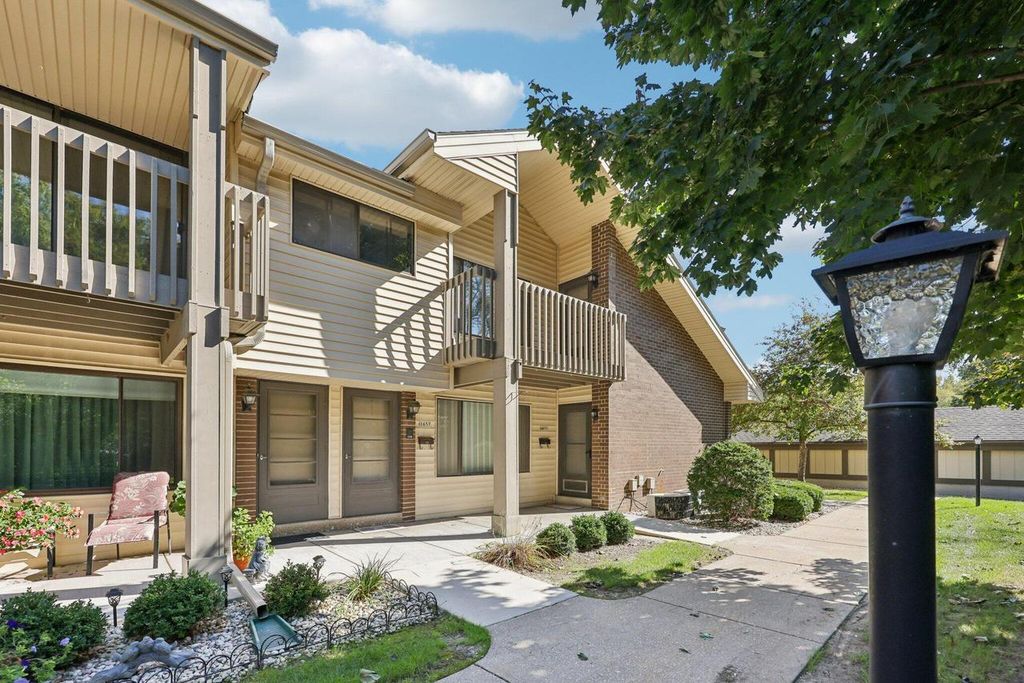 1657 S Carriage LANE, New Berlin, WI 53151