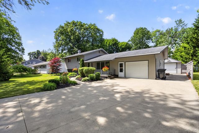 2112 HillGrove Parkway, Midland, MI 48642