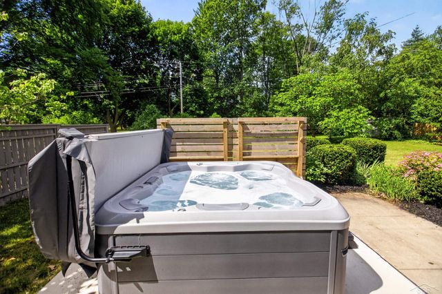 2112 HillGrove Parkway, Midland, MI 48642