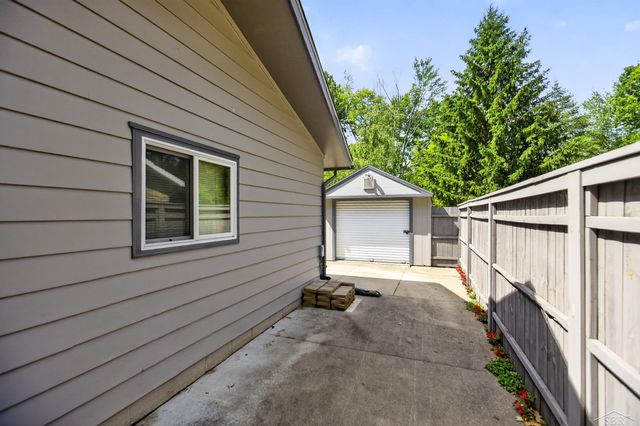 2112 HillGrove Parkway, Midland, MI 48642