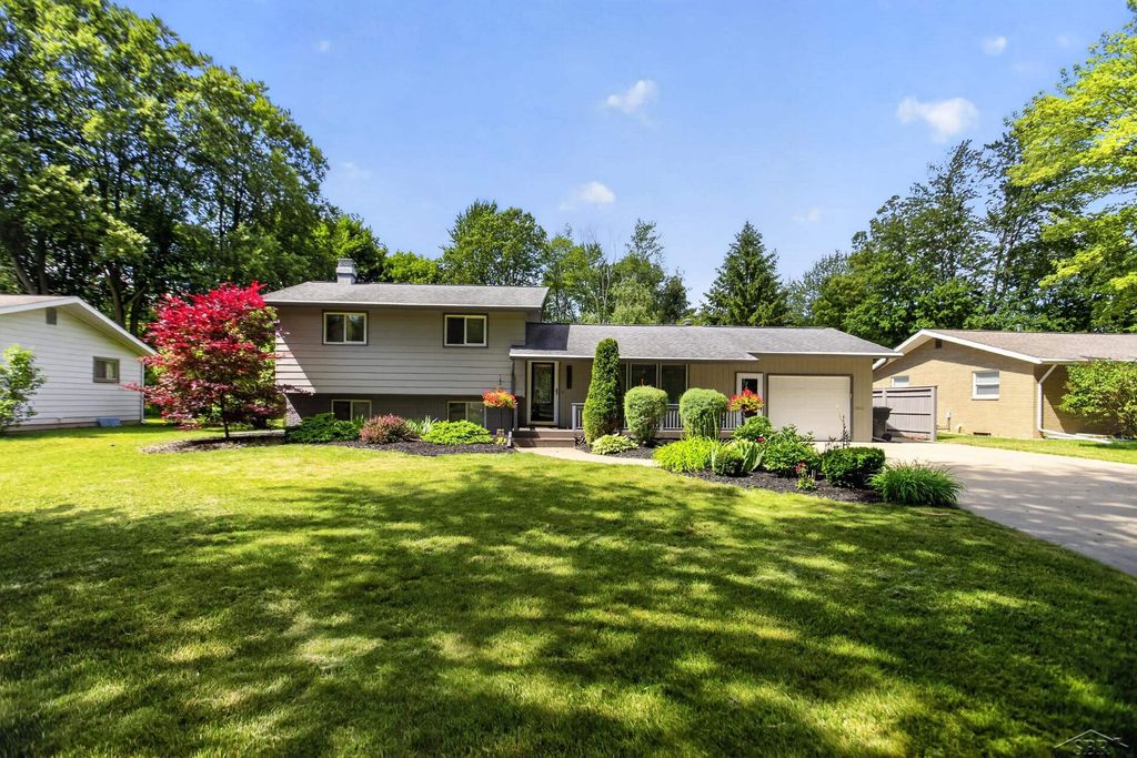 2112 HillGrove Parkway, Midland, MI 48642