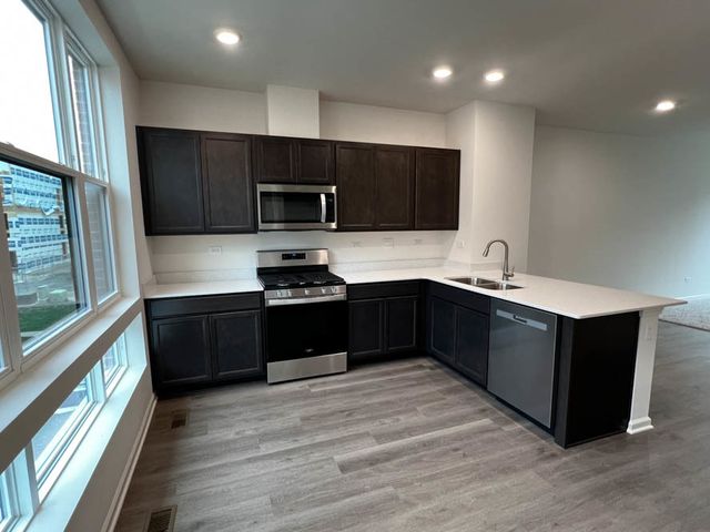 392 Summit Circle, Lombard, IL 60148